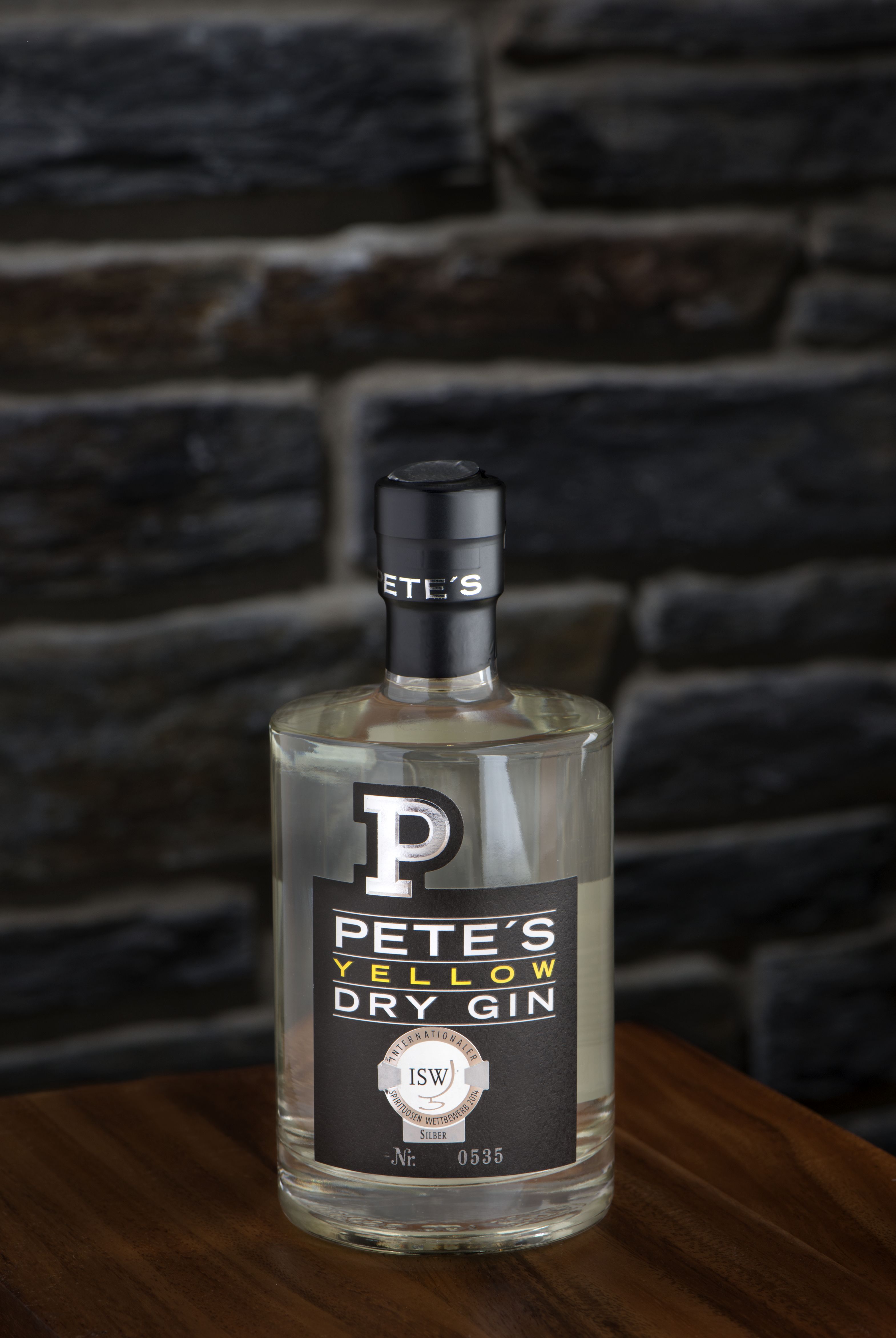 Pete's  Yellow Dry Gin 47 %