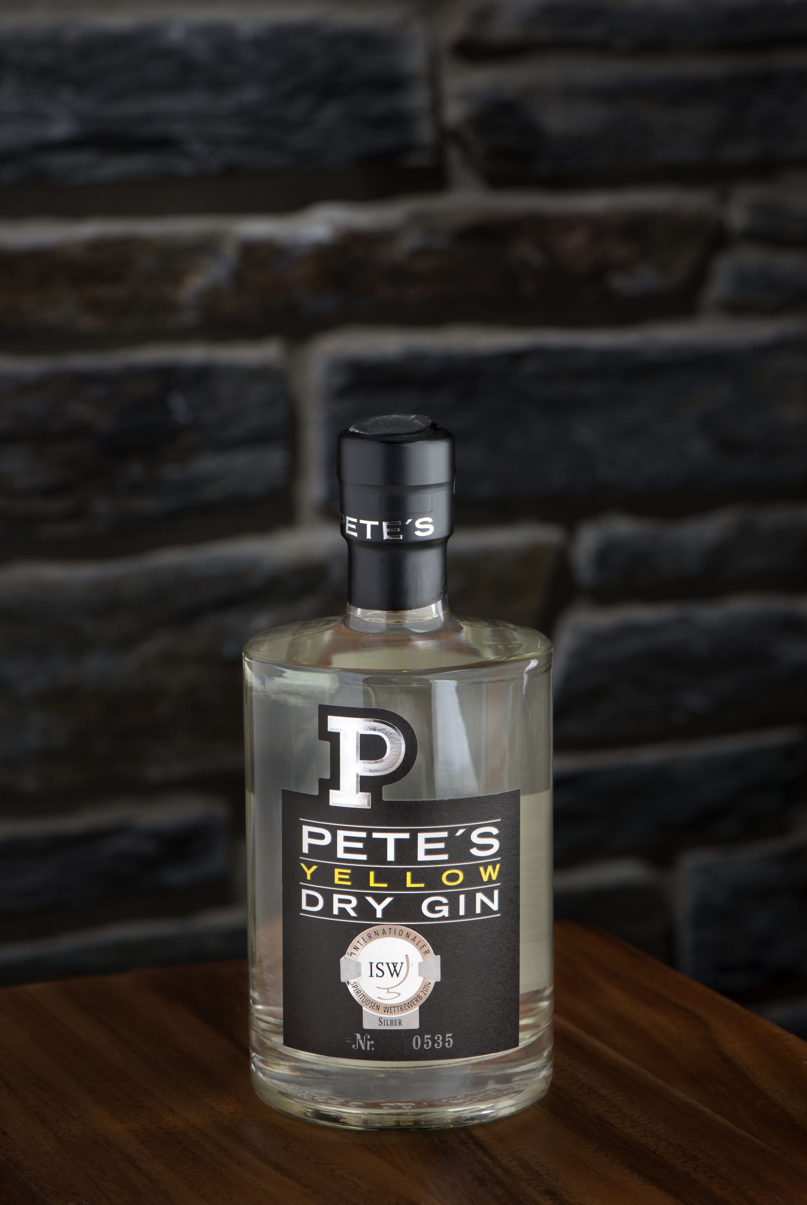 Pete's  Yellow Dry Gin 47 %